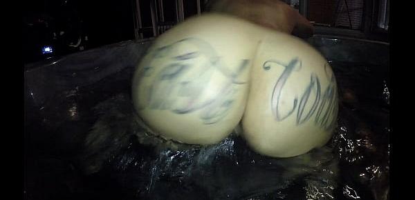  Lexxxi London shakes ass in hot tub